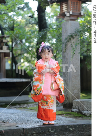 神社に七五三の参拝をする3歳の女の子 123695735