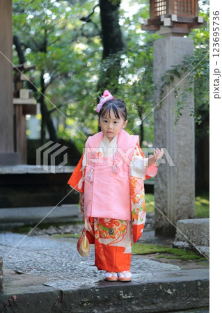神社に七五三の参拝をする3歳の女の子 123695736