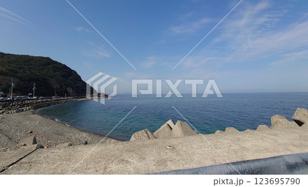 青空と海岸と水平線 青空と海岸と水平線 123695790