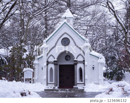 冬の軽井沢 雪化粧の旧軽井沢礼拝堂 冬の軽井沢 雪化粧の旧軽井沢礼拝堂 123696132
