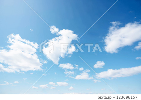 春の青空と雲 春の青空と雲 123696157