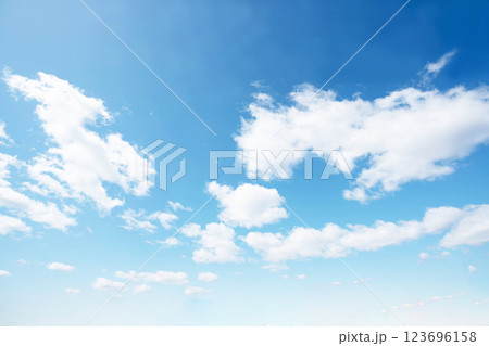 春の青空と雲 春の青空と雲 123696158