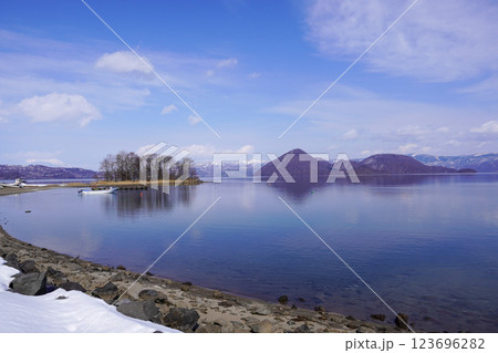 冬の珍小島・洞爺湖 123696282