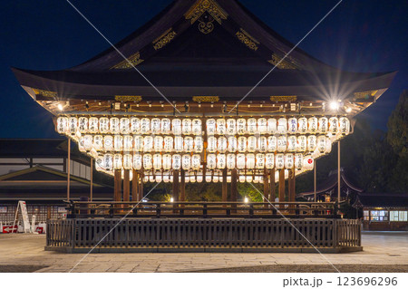 京都 夜の八坂神社舞殿 祇園情緒あふれる提灯 京都 夜の八坂神社舞殿 祇園情緒あふれる提灯 123696296