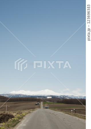 春の畑作地帯と残雪の山並み 大雪山 春の畑作地帯と残雪の山並み 大雪山 123696383