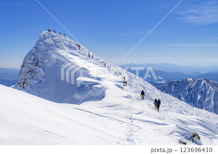 冬の谷川岳トマの耳・晴れた日の雪景色(絶景) 冬の谷川岳トマの耳・晴れた日の雪景色(絶景) 123696410
