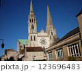 青空の下のフランスの大聖堂 123696483