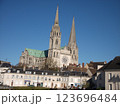 青空に映えるフランスの大聖堂 123696484