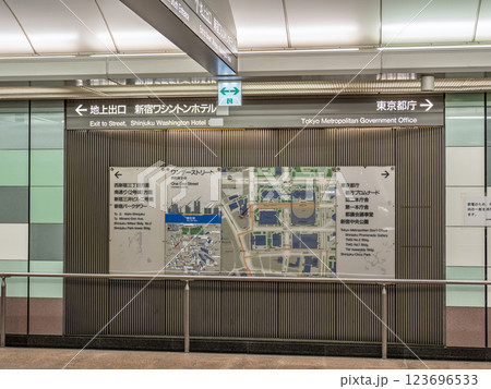 東京都市風景 西新宿の地下連絡通路に掲示された案内地図 東京都市風景 西新宿の地下連絡通路に掲示された案内地図 123696533