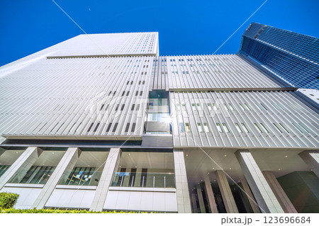 日本の東京都市景観　虎ノ門ヒルズステーションタワー（右上）や虎の門病院（左）などを望む＝7日 123696684