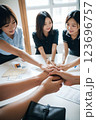 個性豊かな人材が協力し合う職場！ダイバーシティな 123696757