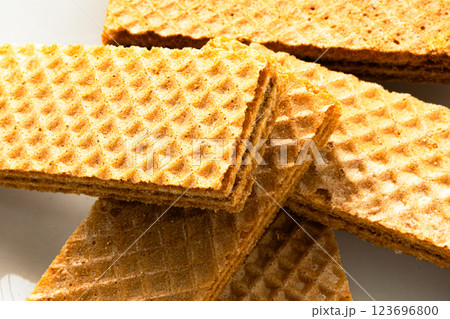 白背景に美味しそうなウェハースの物撮り 123696800
