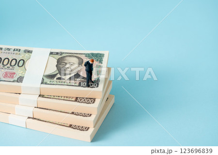 お金　札束　ビジネスマン 123696839