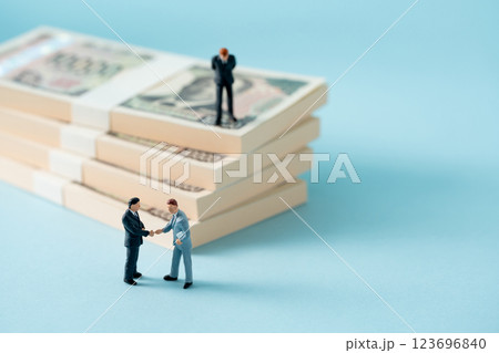 お金　札束　ビジネスマン 123696840