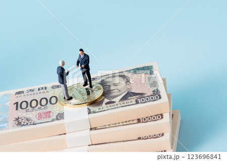 お金　札束　ビジネスマン 123696841