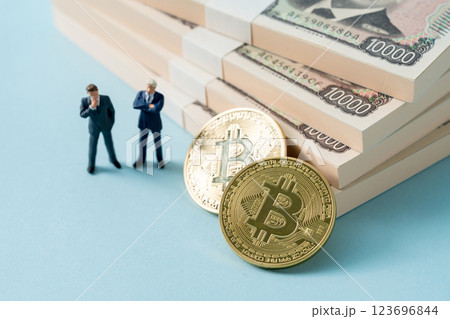 お金　BTC　ビジネスマン 123696844