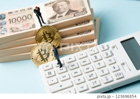 お金　BTC　ビジネスマン　計算機 123696854