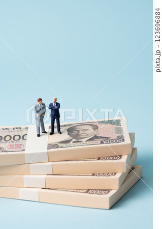 お金　札束　ビジネスマン 123696884