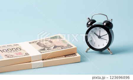 お金と時計 123696896