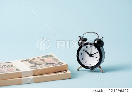 お金と時計 123696897