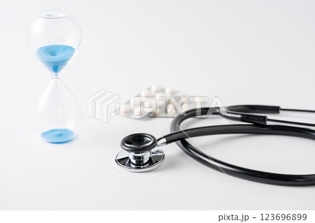 聴診器　薬　砂時計 123696899