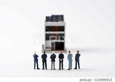 太陽光発電 ビジネスマン 太陽光発電 ビジネスマン 123696913