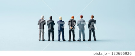 6人のビジネスマン後ろ姿 6人のビジネスマン後ろ姿 123696926
