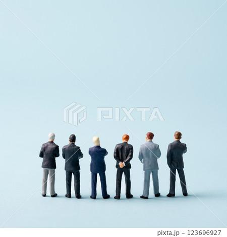 6人のビジネスマン後ろ姿 6人のビジネスマン後ろ姿 123696927