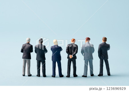 6人のビジネスマン後ろ姿  123696929