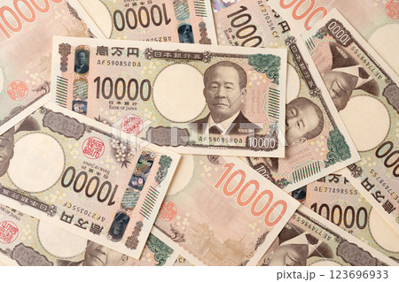 お金　一万円札　ばらまき 123696933