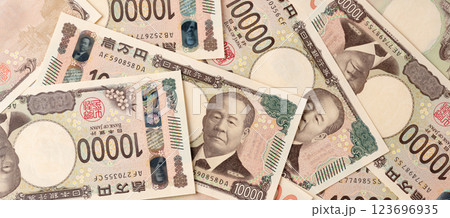 お金　一万円札　ばらまき 123696935