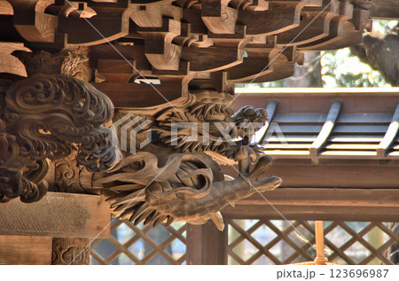 埼玉県東松山市箭弓町　国の重要文化財　箭弓稲荷神社の本殿の守護神 123696987