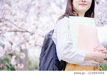 桜　女性ポートレート 123697058