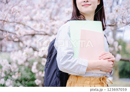 桜　女性ポートレート 123697059