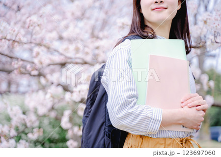 桜 女性ポートレート 桜 女性ポートレート 123697060