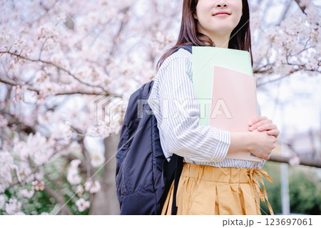 桜　女性ポートレート 123697061