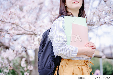桜 女性ポートレート 桜 女性ポートレート 123697062