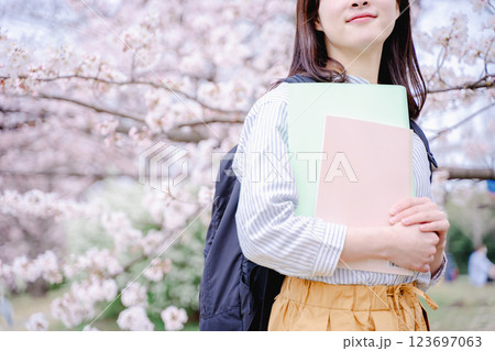 桜 女性ポートレート 桜 女性ポートレート 123697063