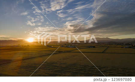 農村の朝 123697080