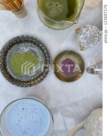 抹茶とティーセットに入れた緑茶 抹茶とティーセットに入れた緑茶 123697178