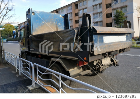 ダンプトラック ダンプトラック 123697295