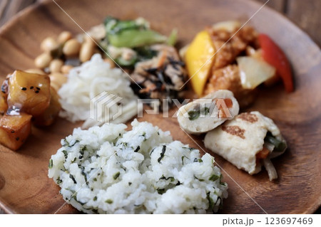 品数多めのヘルシー和食のワンプレートごはん 123697469