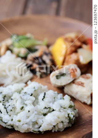 品数多めのヘルシー和食のワンプレートごはん 123697470