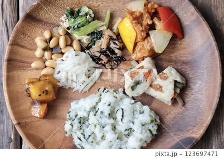 品数多めのヘルシー和食のワンプレートごはん 品数多めのヘルシー和食のワンプレートごはん 123697471