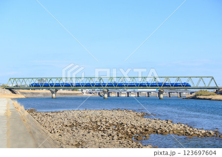 山国川を渡る883系特急「ソニック」（JR九州） 123697604