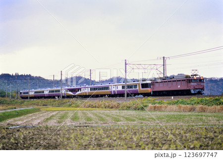 2006年　東海道線を走るEF81102お座敷列車わくわく団らん 123697747