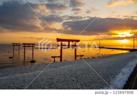 大魚神社の海中鳥居と朝日の風景 123697806