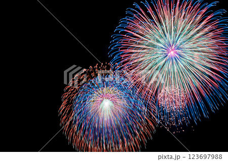 日本の夏祭りの花火大会。黒色のコピースペースあり 日本の夏祭りの花火大会。黒色のコピースペースあり 123697988