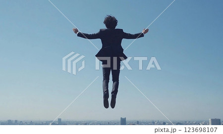 ジャンプするビジネスマン ジャンプするビジネスマン 123698107