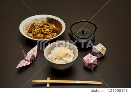 鶏肉とレンコンの甘酢炒めにパクチーを添えて 123698148